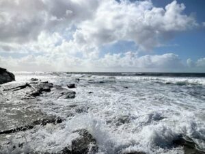 La mer sur les rochés